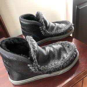 MOU Eskimo Sneaker in embossed spyral black - womens size 38 - like new!